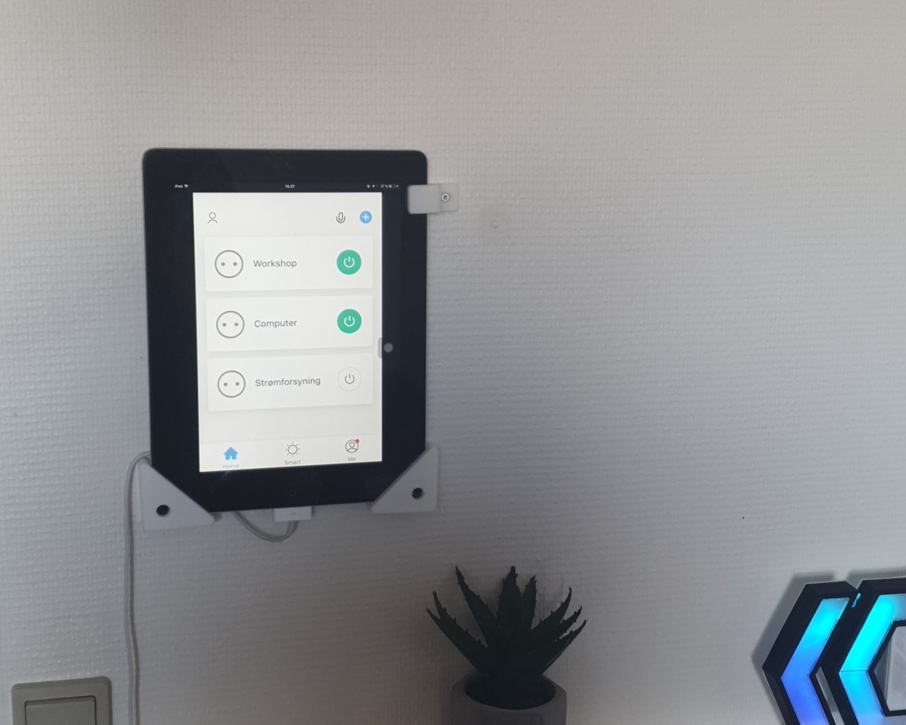 Wall mounted ipad DIY smart home hub