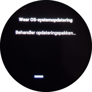 Wear OS-systemopdatering. Behandler opdateringspakken. Softwareopdateringen klargøres, og installeres.