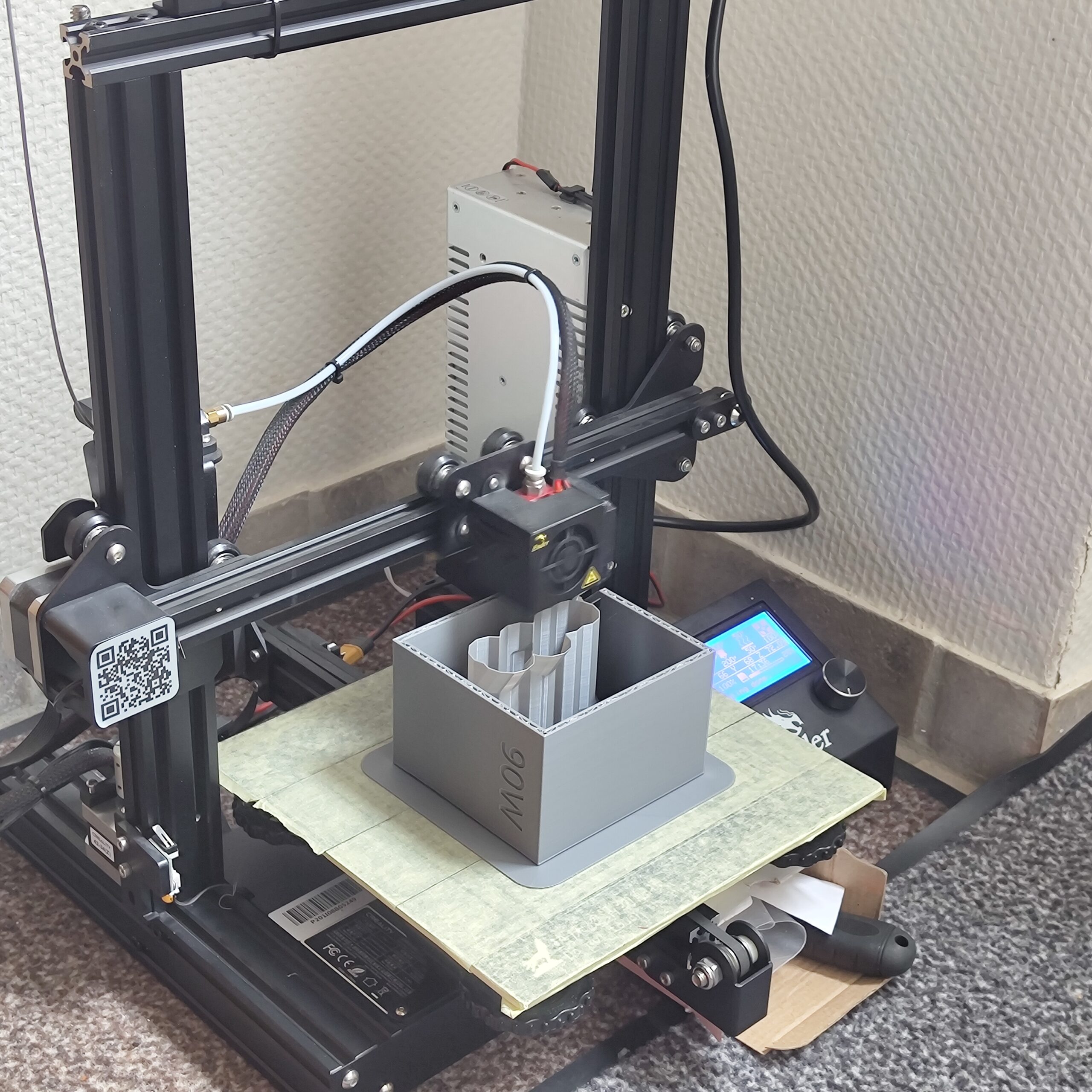 3D printer igang med at printe kassen til strømforsyningen. Halvvejs.