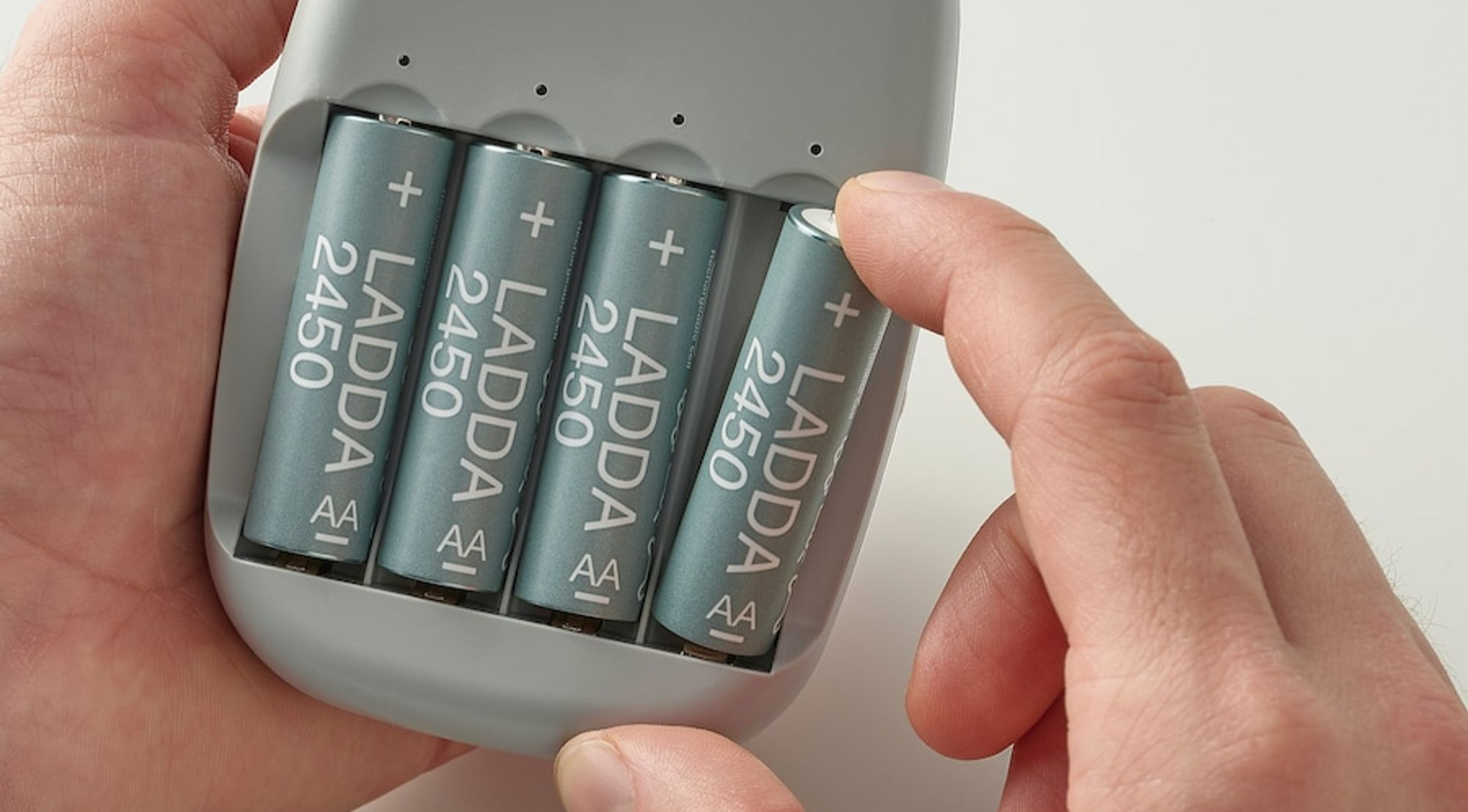 Nikkel Metal Hydrid batterioplader med batterier