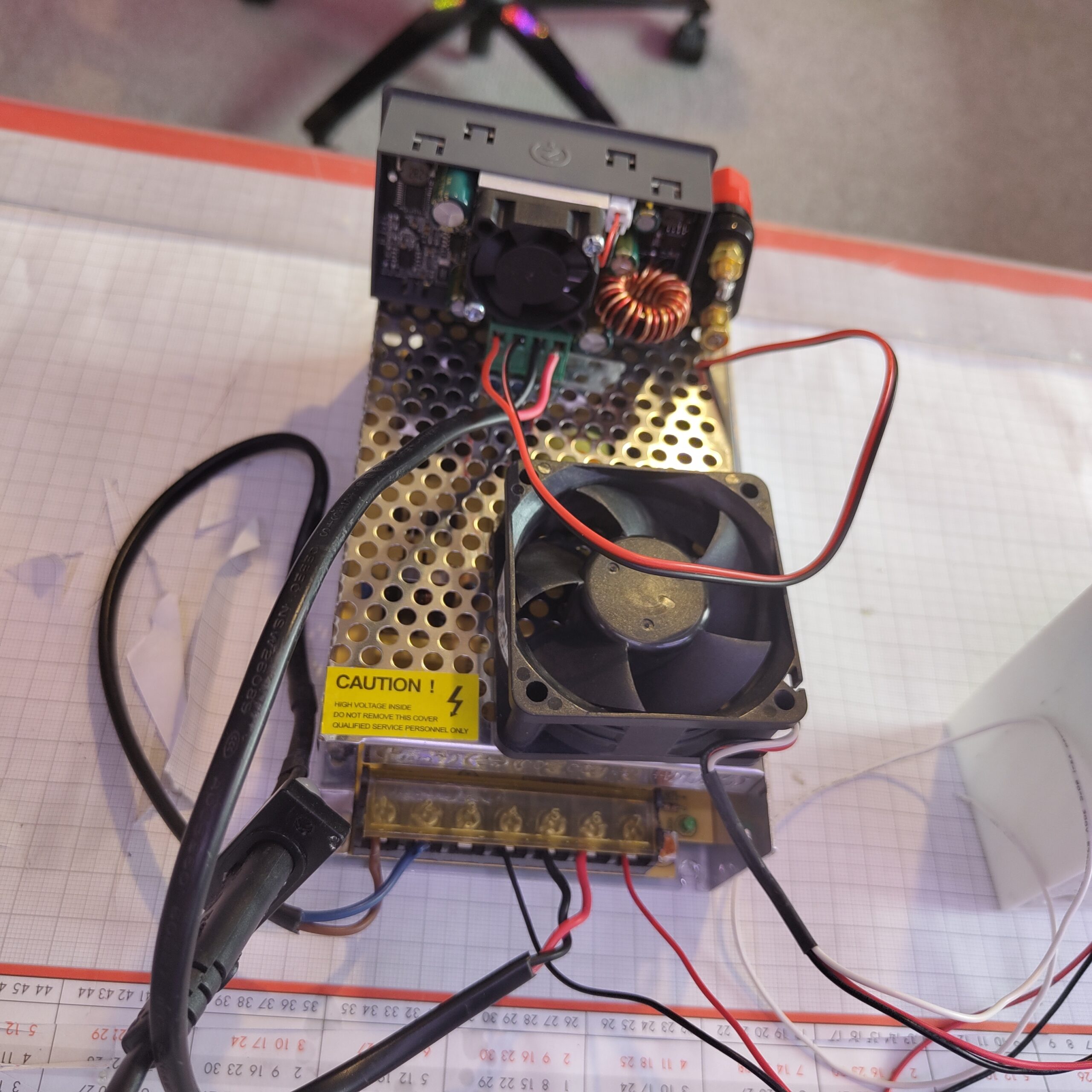 Prototype af Kixtips’ Variabel Strømforsyning bygget ud fra ledningsdiagrammet og de elektroniske dele fra materialelisten. Set bagfra