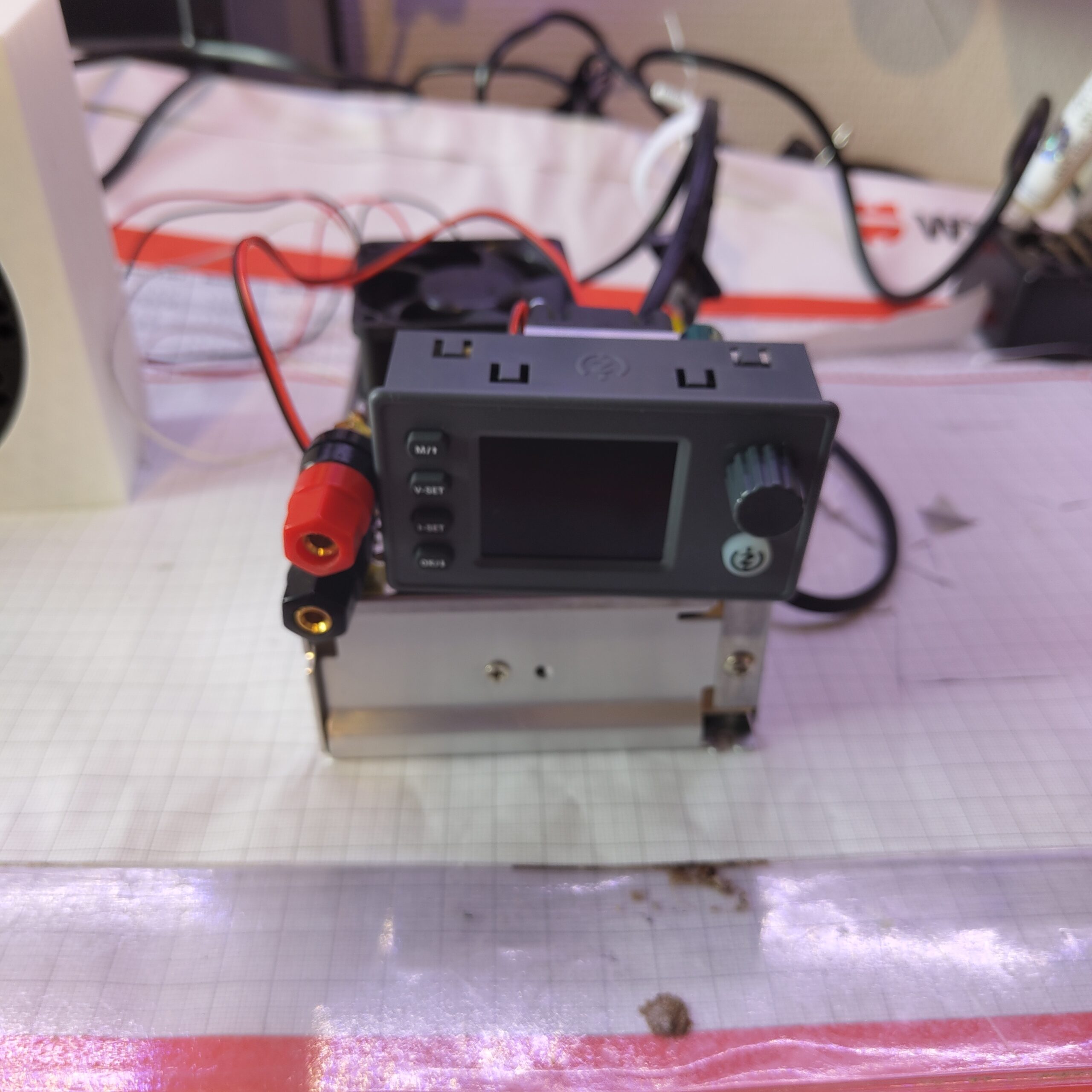 Prototype af Kixtips’ Variabel Strømforsyning bygget ud fra ledningsdiagrammet og de elektroniske dele fra materialelisten. Set forfra